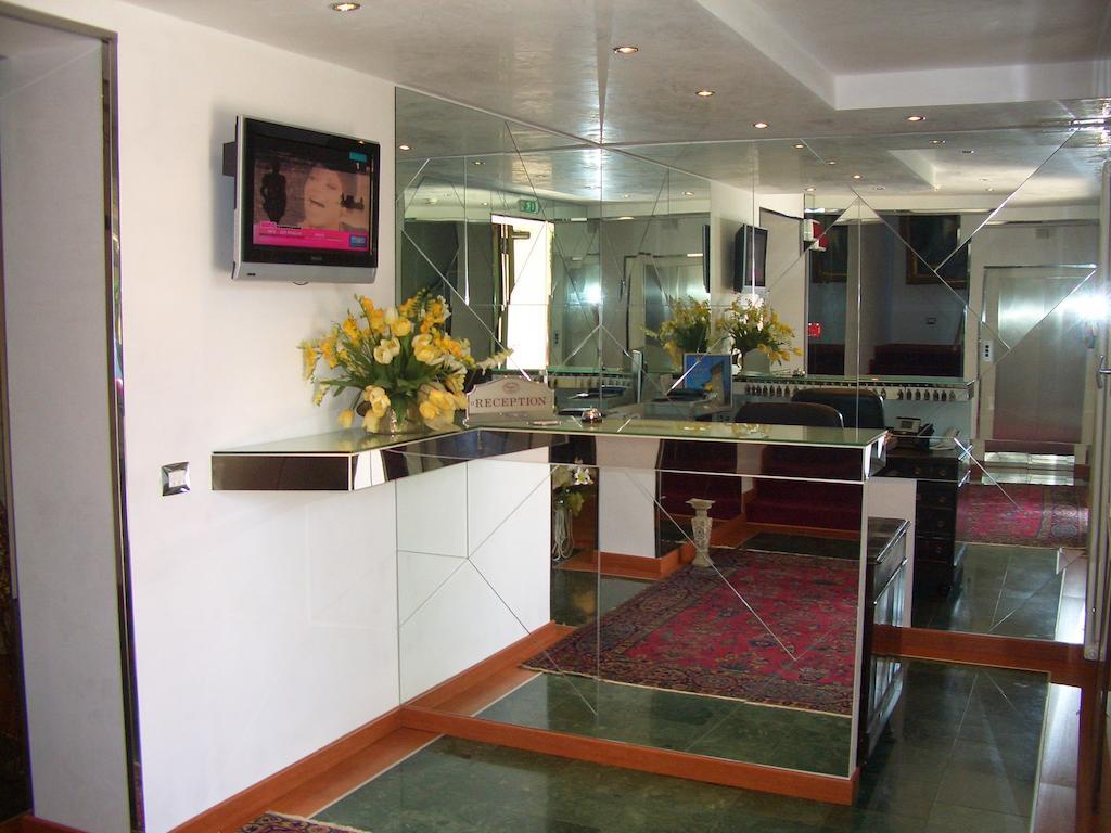 Small Royal Hotel
